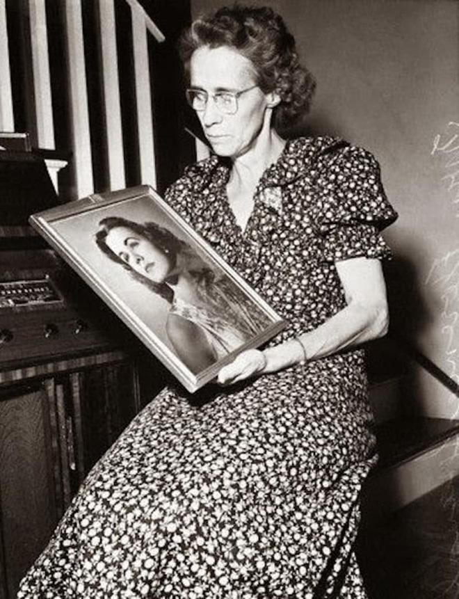 su mat tich bi an cua nu minh tinh xinh dep hollywood cung loi nhan 70 nam qua canh sat chua the giai ma