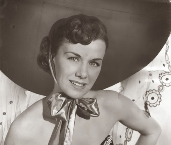 su mat tich bi an cua nu minh tinh xinh dep hollywood cung loi nhan 70 nam qua canh sat chua the giai ma