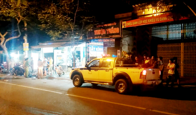 Hai nhóm thanh niên hỗn chiến trong đêm tại quán hủ tiếu ở Sài Gòn hai nhom thanh nien hon chien trong dem tai quan hu tieu o sai gon