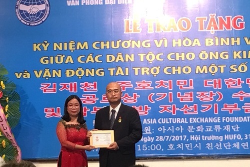 trao ky niem chuong vi hoa binh huu nghi cho lanh su han quoc gan bo 14 cuoc doi voi viet nam