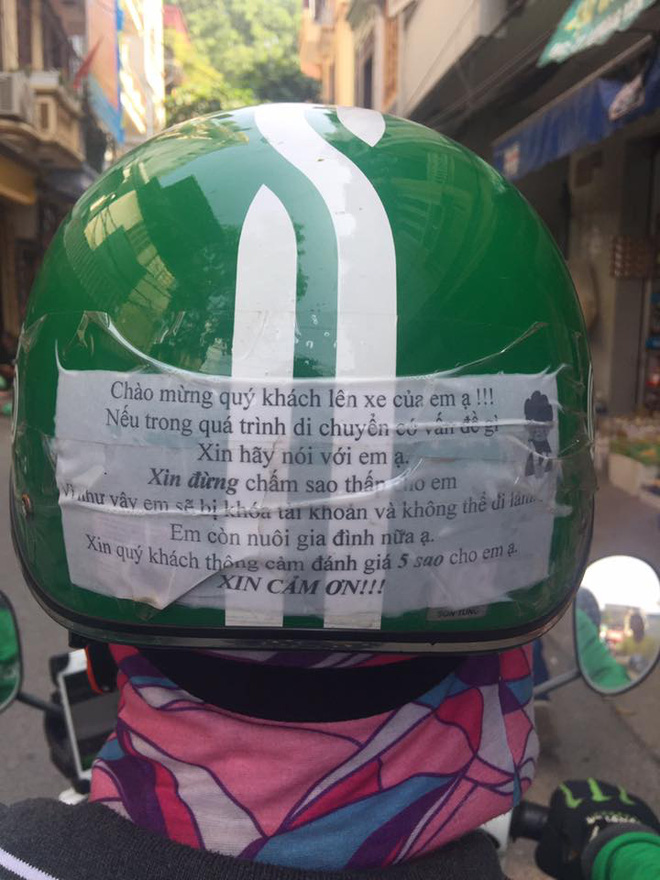 dong chu tren mu bao hiem cua chang trai chay grabbike khien khach nu chung lai