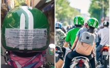 dong chu tren mu bao hiem cua chang trai chay grabbike khien khach nu chung lai