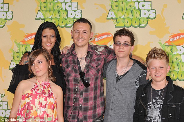 vo giong ca chinh cua linkin park lan dau len tieng sau khi chong tu tu lam sao toi co the song tiep