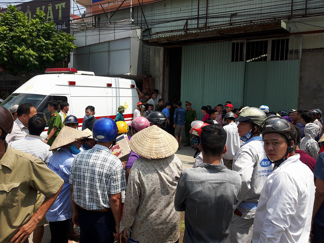 vu chay 8 nguoi tu vong o xuong banh keo ha noi chung toi cung chay den cua nhung lua lon nen nhieu nguoi ket lai