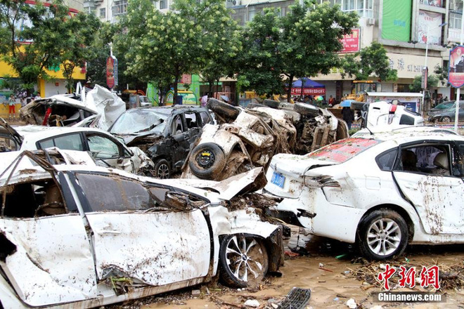 trung quoc mua lu kinh hoang o to bep dum nhu do choi nuoc ngap toi 4m bun chat dong cao 1m