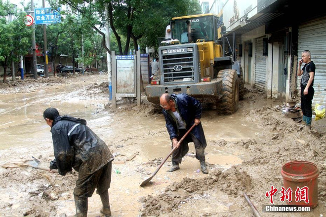 trung quoc mua lu kinh hoang o to bep dum nhu do choi nuoc ngap toi 4m bun chat dong cao 1m