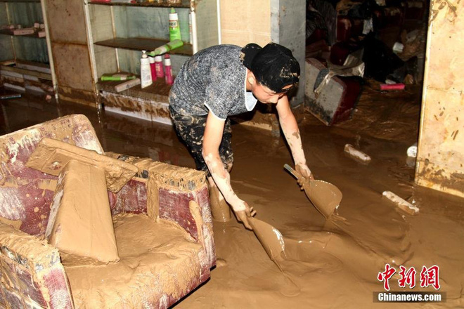 trung quoc mua lu kinh hoang o to bep dum nhu do choi nuoc ngap toi 4m bun chat dong cao 1m