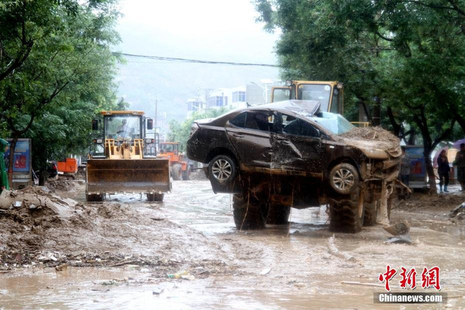 trung quoc mua lu kinh hoang o to bep dum nhu do choi nuoc ngap toi 4m bun chat dong cao 1m