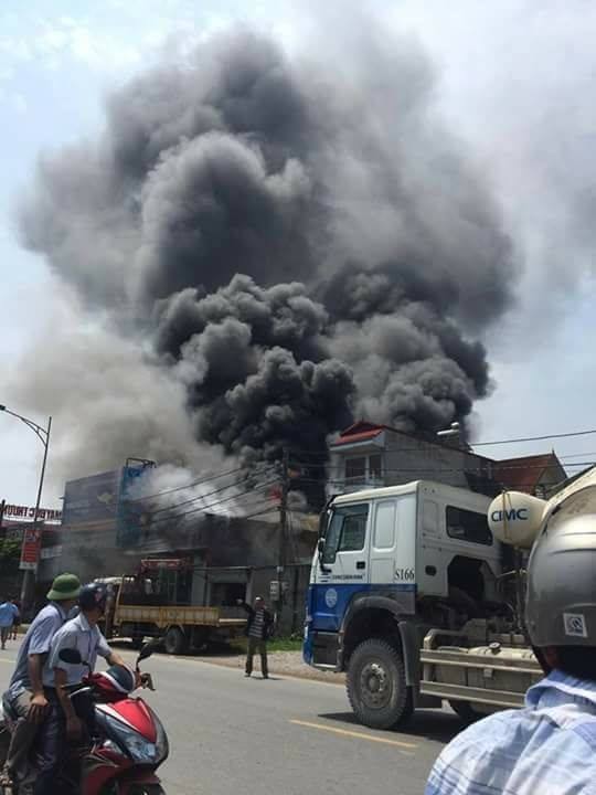 vu chay xuong banh keo khien 8 nguoi tu vong o ha noi do han xi lam ban tia lua dien vao tran xop