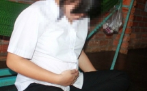 be gai 12 tuoi mang thai cha me soc nang khi phat hien 3 nguoi dan ong deu cuong hiep con minh