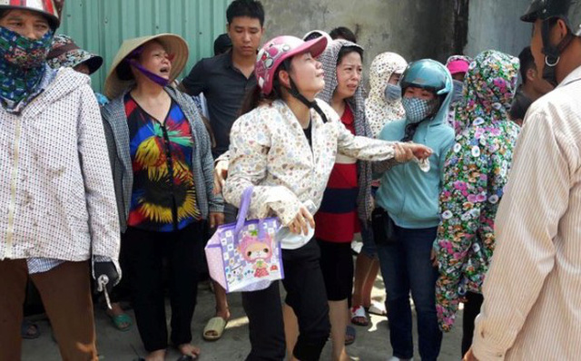 nhin thay thi the chong sau vu hoa hoan con be khoc ngat dau don qua