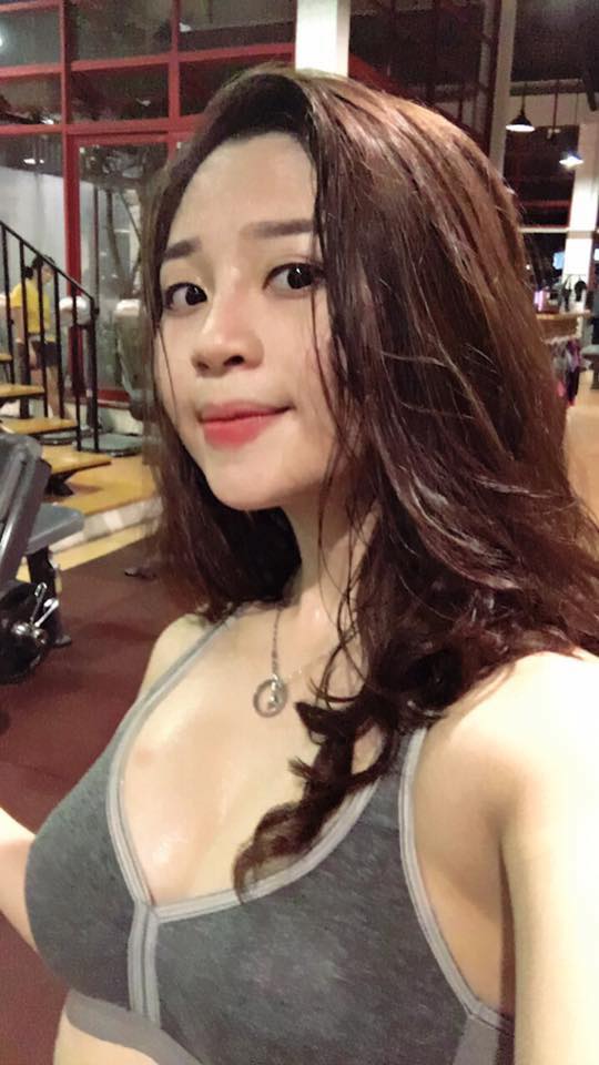 co nang xinh dep dien vo trong phong tap lam bao chang vua me vua so