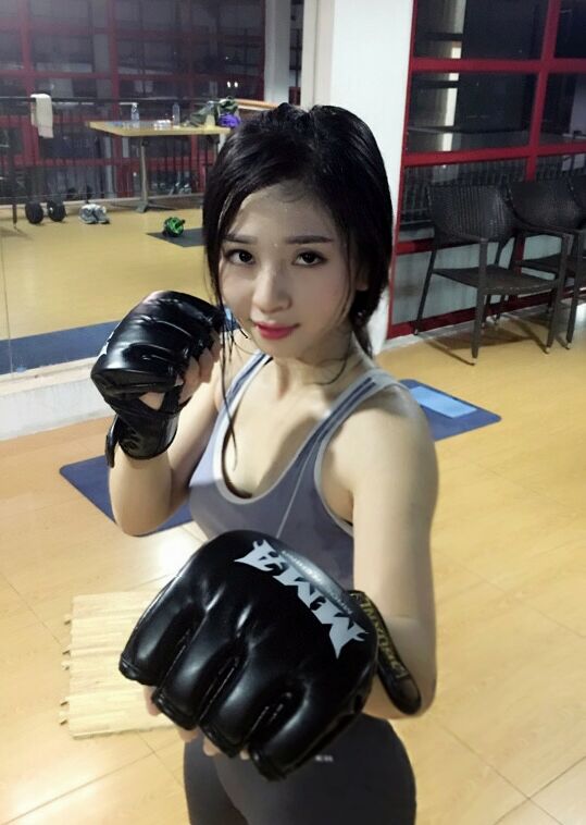 co nang xinh dep dien vo trong phong tap lam bao chang vua me vua so