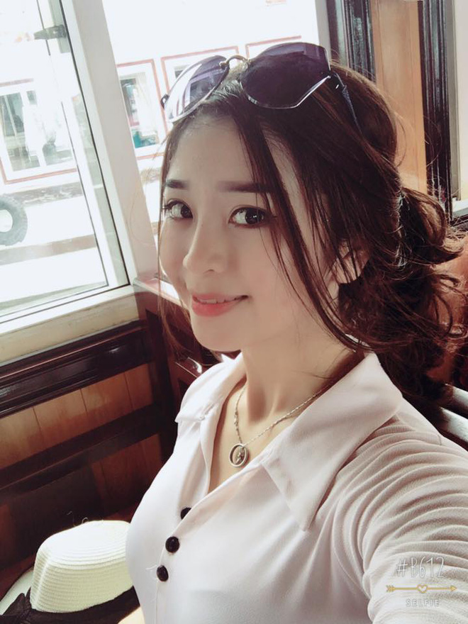 co nang xinh dep dien vo trong phong tap lam bao chang vua me vua so