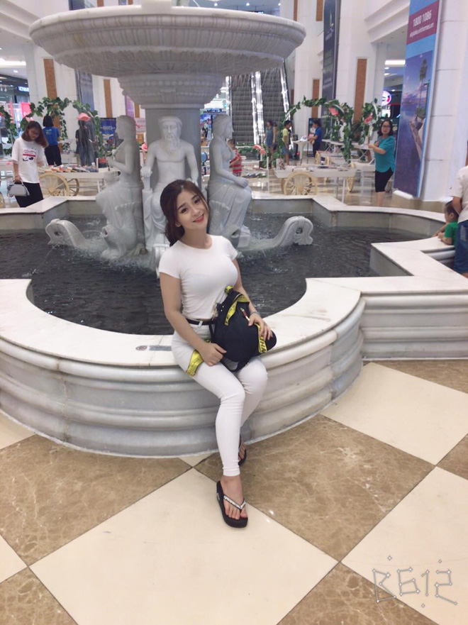 co nang xinh dep dien vo trong phong tap lam bao chang vua me vua so