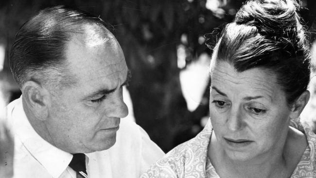 bo me ban viec 3 chi em mot minh di tam bien bong nhien mat tich bi an suot 50 nam qua