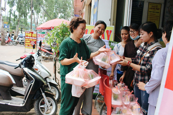 ha noi quan com chay tuy tam truoc cong vien k3 cua ba chu tung bi ung thu da day