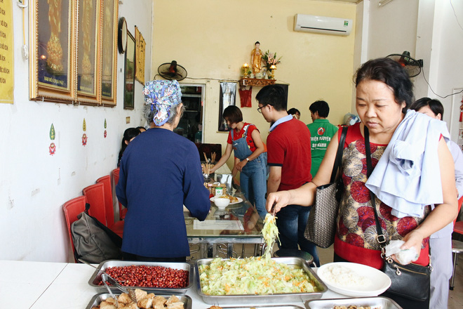 ha noi quan com chay tuy tam truoc cong vien k3 cua ba chu tung bi ung thu da day