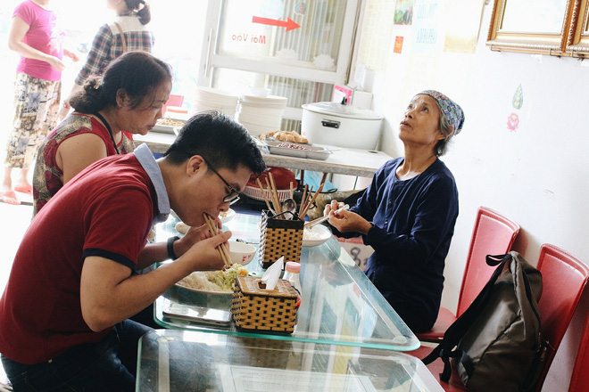 ha noi quan com chay tuy tam truoc cong vien k3 cua ba chu tung bi ung thu da day