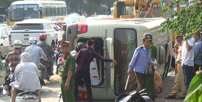 ha noi hanh khach la het keu cuu trong chiec xe khach 29 cho bi lat giua duong
