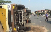 ha noi hanh khach la het keu cuu trong chiec xe khach 29 cho bi lat giua duong