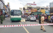 cua o to bat ngo mo khien co gai chay xe may nga ra duong bi xe buyt can tu vong