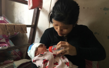 me bo di lay chong be gai 14 tuoi bi xam hai den mang thai roi phai mot minh cham con nho 8 ngay tuoi