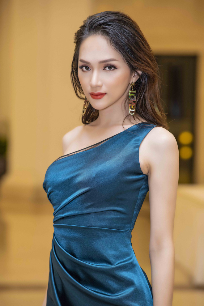 hoa hau huong giang buc xuc bo ve trong su kien toan nguoi noi tieng