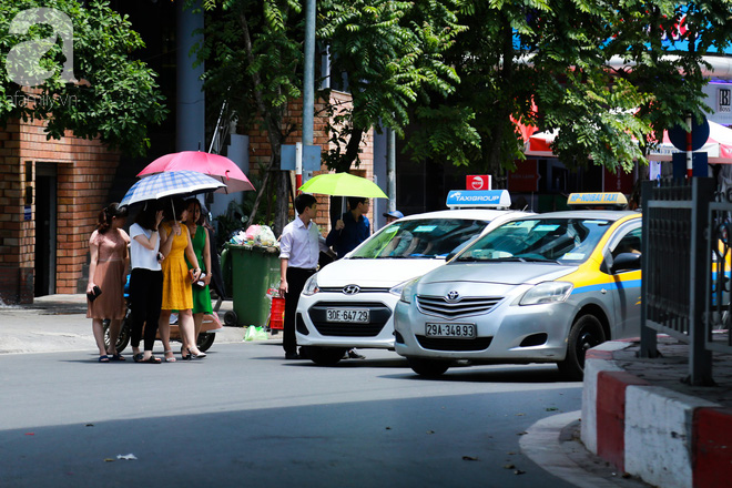 nang nong hon 40 do c nguoi dan ha noi chat vat tranh nang tu sang som