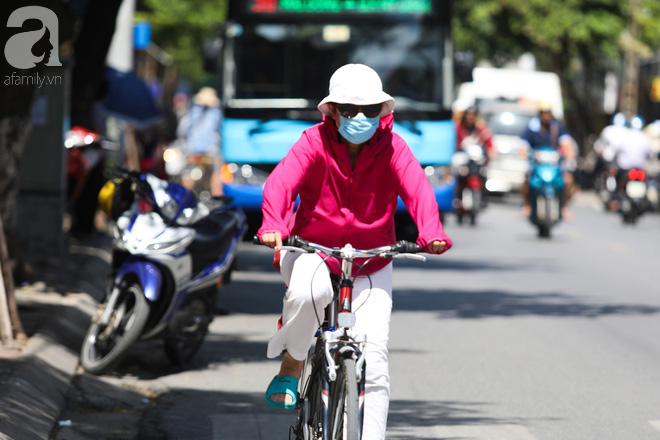 nang nong hon 40 do c nguoi dan ha noi chat vat tranh nang tu sang som