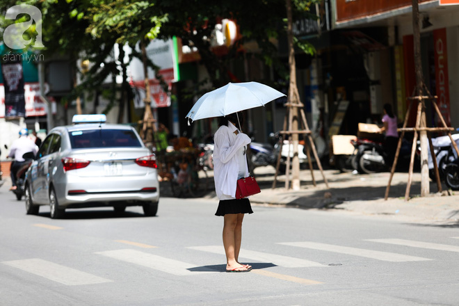 nang nong hon 40 do c nguoi dan ha noi chat vat tranh nang tu sang som