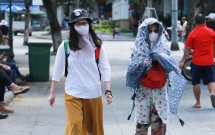 nang nong hon 40 do c nguoi dan ha noi chat vat tranh nang tu sang som