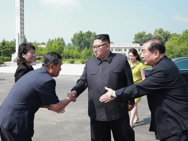 Phu nhân Triều Tiên Ri Sol-ju khoe nét đẹp rạng rỡ trong chuyến thăm nhà máy mỹ phẩm phu nhan trieu tien ri sol ju khoe net dep rang ro trong chuyen tham nha may my pham