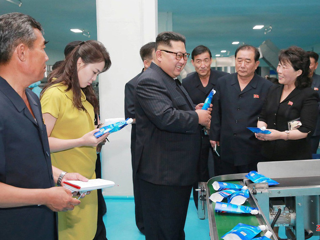 Phu nhân Triều Tiên Ri Sol-ju khoe nét đẹp rạng rỡ trong chuyến thăm nhà máy mỹ phẩm phu nhan trieu tien ri sol ju khoe net dep rang ro trong chuyen tham nha may my pham