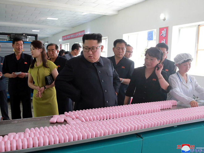 Phu nhân Triều Tiên Ri Sol-ju khoe nét đẹp rạng rỡ trong chuyến thăm nhà máy mỹ phẩm phu nhan trieu tien ri sol ju khoe net dep rang ro trong chuyen tham nha may my pham