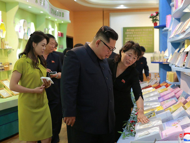 Phu nhân Triều Tiên Ri Sol-ju khoe nét đẹp rạng rỡ trong chuyến thăm nhà máy mỹ phẩm phu nhan trieu tien ri sol ju khoe net dep rang ro trong chuyen tham nha may my pham