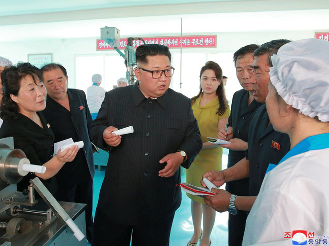 Phu nhân Triều Tiên Ri Sol-ju khoe nét đẹp rạng rỡ trong chuyến thăm nhà máy mỹ phẩm phu nhan trieu tien ri sol ju khoe net dep rang ro trong chuyen tham nha may my pham