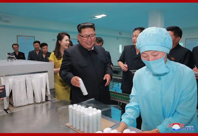 Phu nhân Triều Tiên Ri Sol-ju khoe nét đẹp rạng rỡ trong chuyến thăm nhà máy mỹ phẩm phu nhan trieu tien ri sol ju khoe net dep rang ro trong chuyen tham nha may my pham