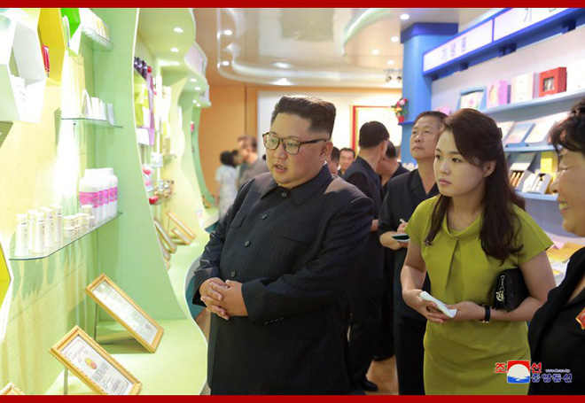 Phu nhân Triều Tiên Ri Sol-ju khoe nét đẹp rạng rỡ trong chuyến thăm nhà máy mỹ phẩm phu nhan trieu tien ri sol ju khoe net dep rang ro trong chuyen tham nha may my pham