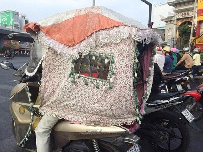 co gai di xe may bit kin nhu ninja choang bia cac tong quanh co khien dan mang run ray