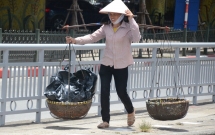 ha noi nang nong gay gat nhu thieu dot vuot nguong 39 do mien trung cham moc 41 do
