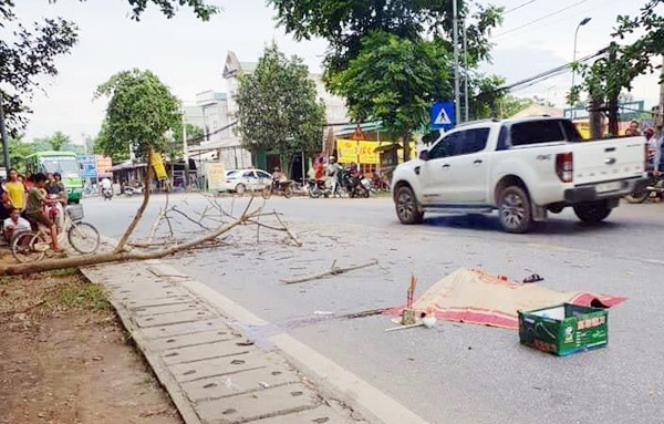 tuyen quang doi vo chong sap cuoi bi canh cay kho roi de trung khi dang di xe may nguoi chong tu vong