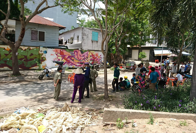 tphcm day xe lan di ban ve so muu sinh nguoi dan ong dot ngot nga xuong dat tu vong