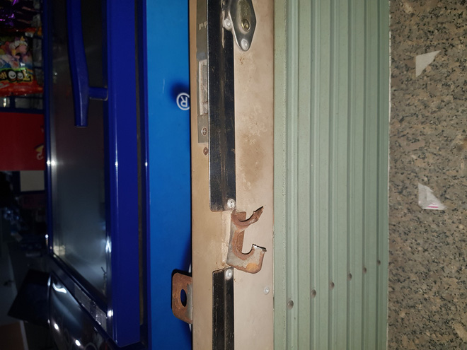 clip nhom thanh nien dot nhap vao cua hang tap hoa trom tai san giua trung tam da nang