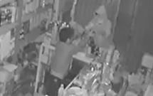 clip nhom thanh nien dot nhap vao cua hang tap hoa trom tai san giua trung tam da nang