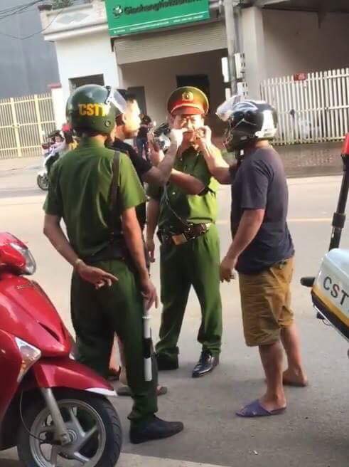 bi cong an giu xe thanh nien goi dien ve mach bo me dien bien 5 phut sau con gay kinh ngac hon