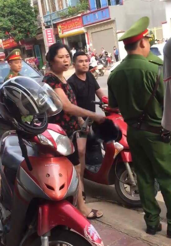 bi cong an giu xe thanh nien goi dien ve mach bo me dien bien 5 phut sau con gay kinh ngac hon