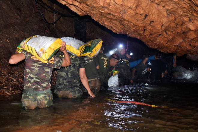 anh no luc giai cuu doi bong thai lan hut hang ngan khoi nuoc van chua cuu duoc nguoi