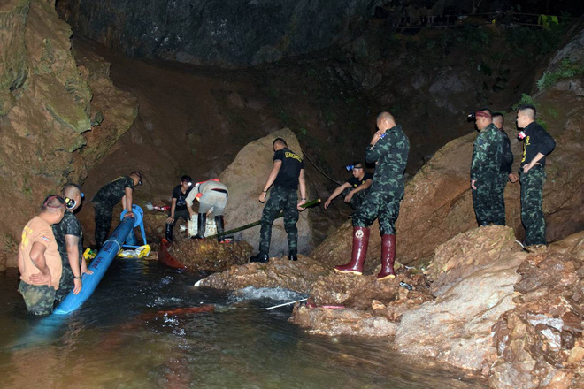 anh no luc giai cuu doi bong thai lan hut hang ngan khoi nuoc van chua cuu duoc nguoi