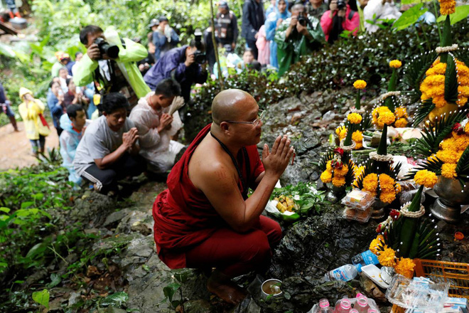 anh no luc giai cuu doi bong thai lan hut hang ngan khoi nuoc van chua cuu duoc nguoi